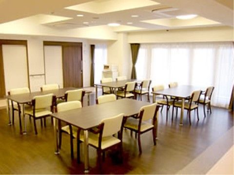 白色と茶色のコントラストが、可愛らしい雰囲気となっている。空調付きで快適に過ごせるので、ゆったりとくつろげる。