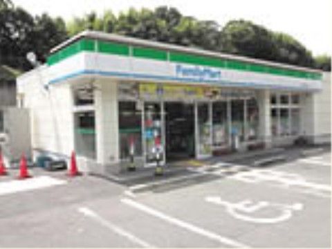 施設周辺に24時間営業のコンビニがある。様々な商品が置いてあるので、快適に買い物ができ、便利である。