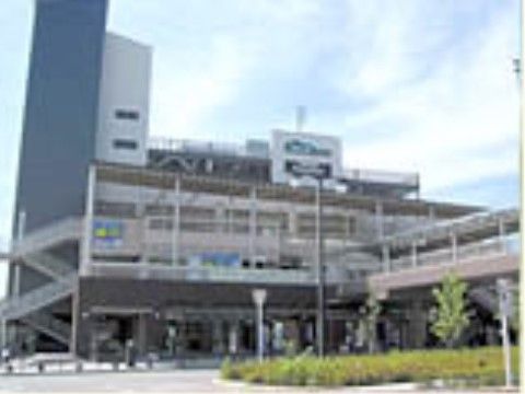 駅周辺に大型商業施設がある。入居の際に必要なものが近郊で揃えられる。お買い物をしながらお散歩もお楽しみいただける。