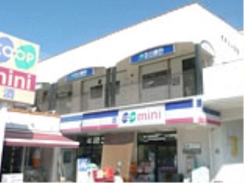 ２階建てのスーパーがある。左にある店舗の上には大きな看板があり、スーパーの名前と酒の文字が書いてある。