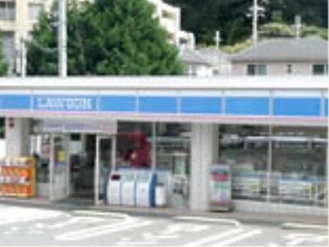 コンビニの前には駐車場がある。入口付近にはゴミ箱などが設置されている。ドアは観音開きになっており、全開である。