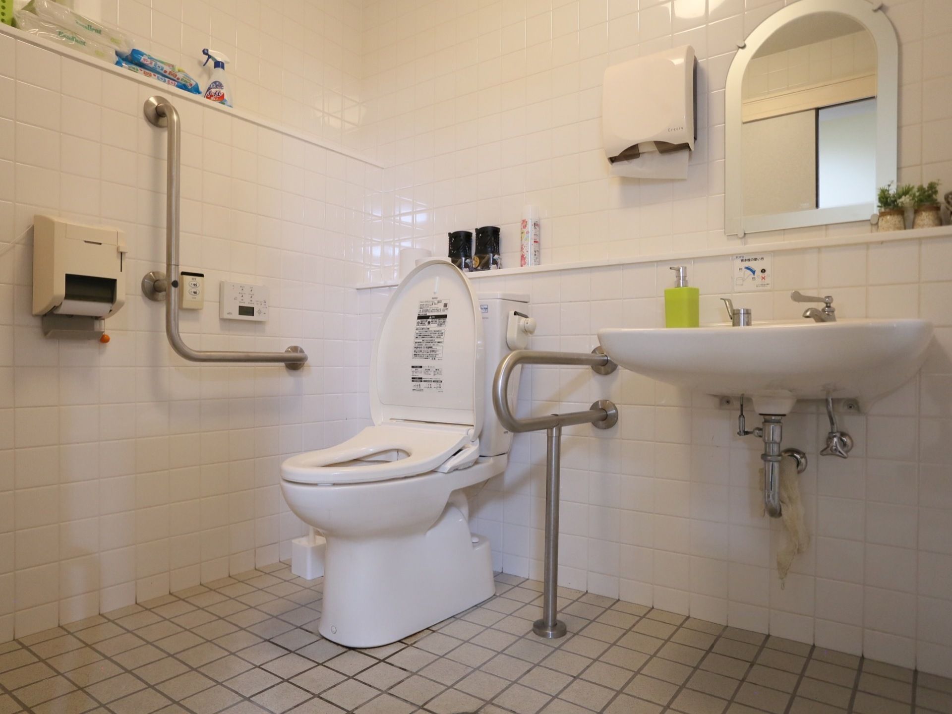 トイレの個室のなかには手洗いスペースがあり、ゆとりのある空間が確保されている。便器の左右には手すりが備わっている。