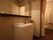 居室では洗面台とトイレは独立した配置である。洗面台の前には大きな鏡があり、小物を置くことができる棚も備わっている。
