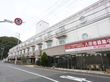 施設の前を通る道路からは、3階建ての施設の建物の1階部分にある共有スペースの様子を見ることができる。
