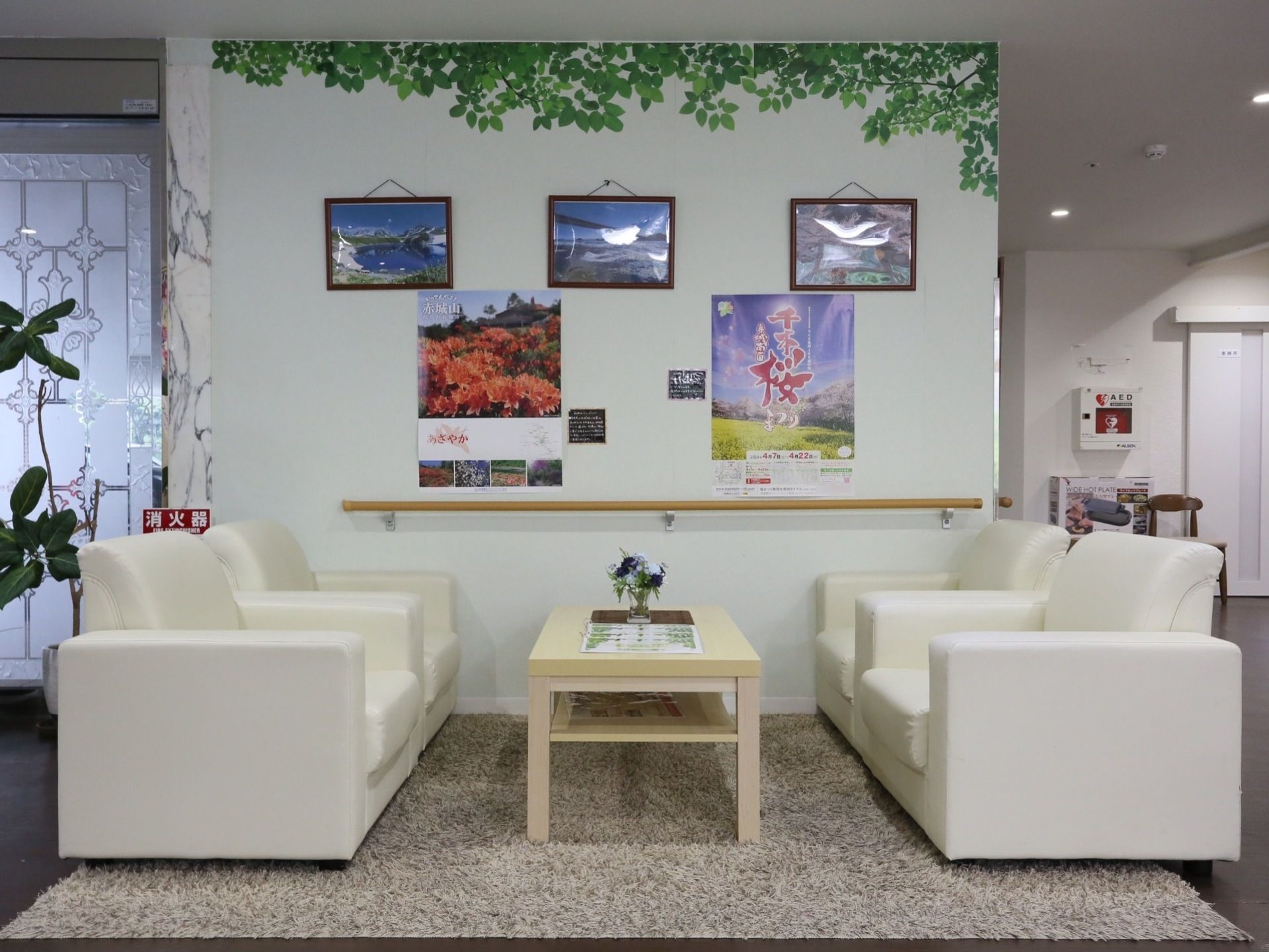 きれいな花のポスターや風景の写真が飾られている休憩スペース