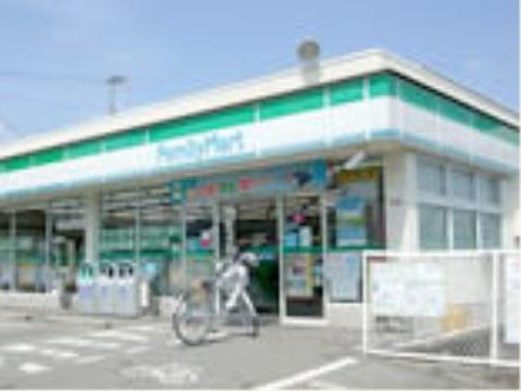 コンビニエンスストアが近くにあるため、スーパーマーケットなどが閉店している時間帯でも買い物ができる。