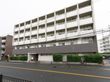 白い建物である。道路に面しており、周囲には目隠しにもなる植栽が施されている。玄関までは手すりのついたスロープになっている。