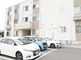 介護施設の外観と駐車場