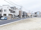 静かな住宅街の交差点。