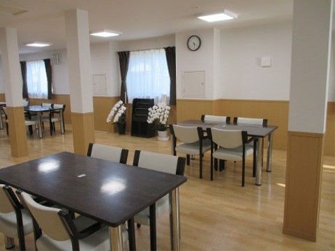 リビングルームは入居者様の社交の場である。またレクリエーションを開催することもできる。一人で読書をすることも可能だ。