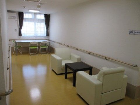 廊下から手すりを伝ってたどり着ける、談話コーナーがある。一人用のソファーでテーブルを挟んでいる。２名で談笑する時に用いる場所だ。