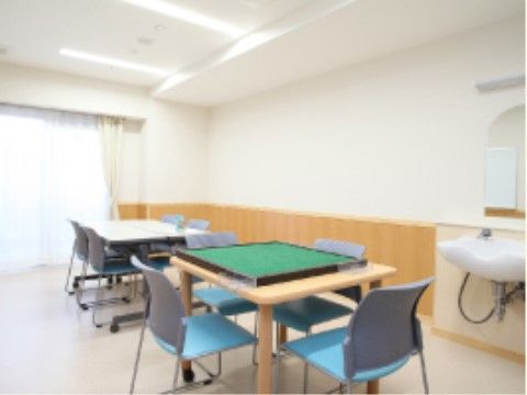 麻雀ボードが載っている、４脚のパイプ椅子が置かれたテーブル