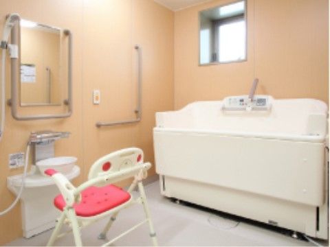 前面が下にスライドするようになっている介護浴槽を備えた浴室