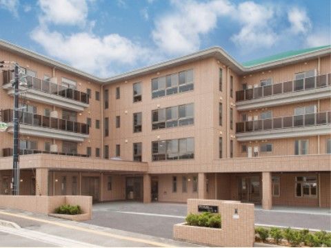 クリーム色の壁をしたマンションタイプの建物になっている。建物の周りは屋根になっており、移動や出入りが楽にできる。