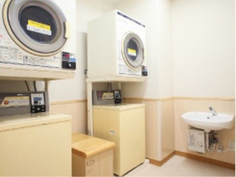 洗濯室には、洗面台や乾燥機付きの洗濯機が備え付けられている。雨の日もしっかりと乾燥させることができる。