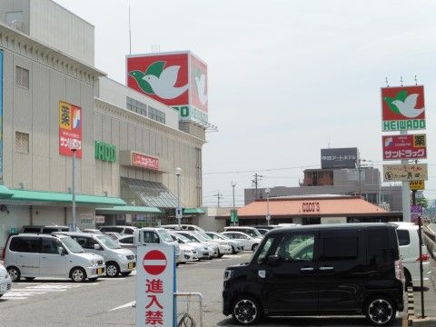 施設の近くには大型のスーパーがあるため、日用品や介護用品、消耗品などの買い物を楽に行うことができる。