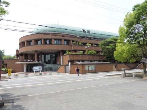 ブラウンの壁が特徴的な市役所。施設から徒歩で行くことができる場所にあるため、役所関係の手続きもストレスなく行うことができる。