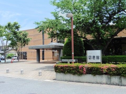 図書館も施設の近くにあり、気軽に本を読むことができる。本を借りて施設に持ち帰ることも可能になっている。