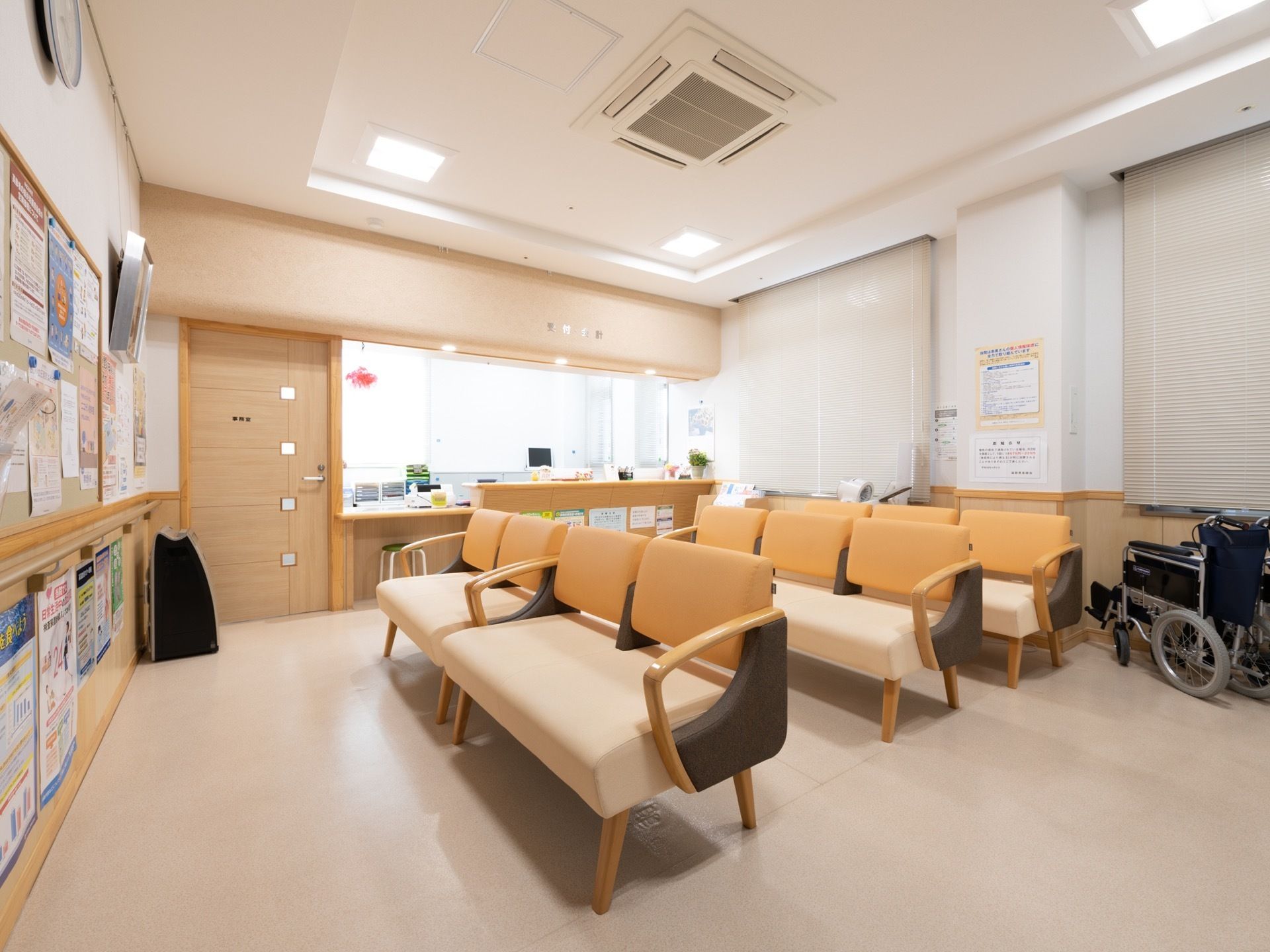 天井に空調がついた待合室にソファが３列並んでいる。奥は事務室があり、会計などを行うカウンターになっている。
