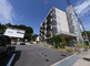 静かな住宅街の介護施設外観