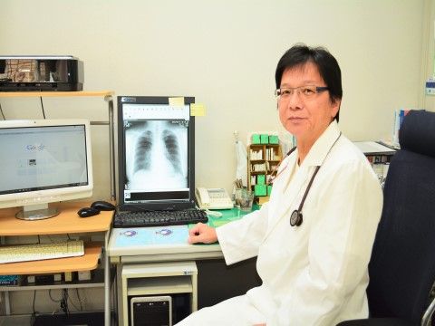 レントゲン写真をモニターに映しながらこちらを見ている白衣を着た男性