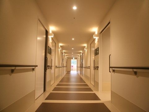 廊下はゆったり広々としているので、車椅子をご利用の方も楽に通行できる。各居室へはバリアフリーとなっている。