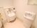 オストメイト対応のトイレがある。洗面台には液体せっけんを入れる器具が設置してある。トイレットペーパーホルダーが壁に取り付けてある。