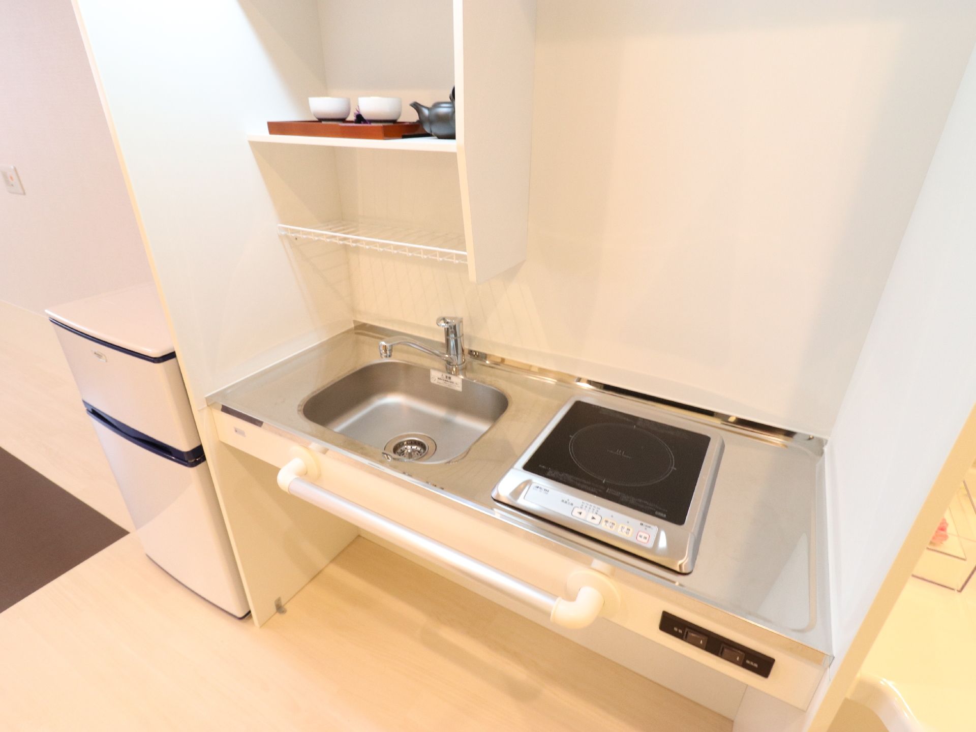 居室には小さなキッチンスペースが完備されている。コンロは電磁調理器なので火の始末の心配がなく安心して利用できる。