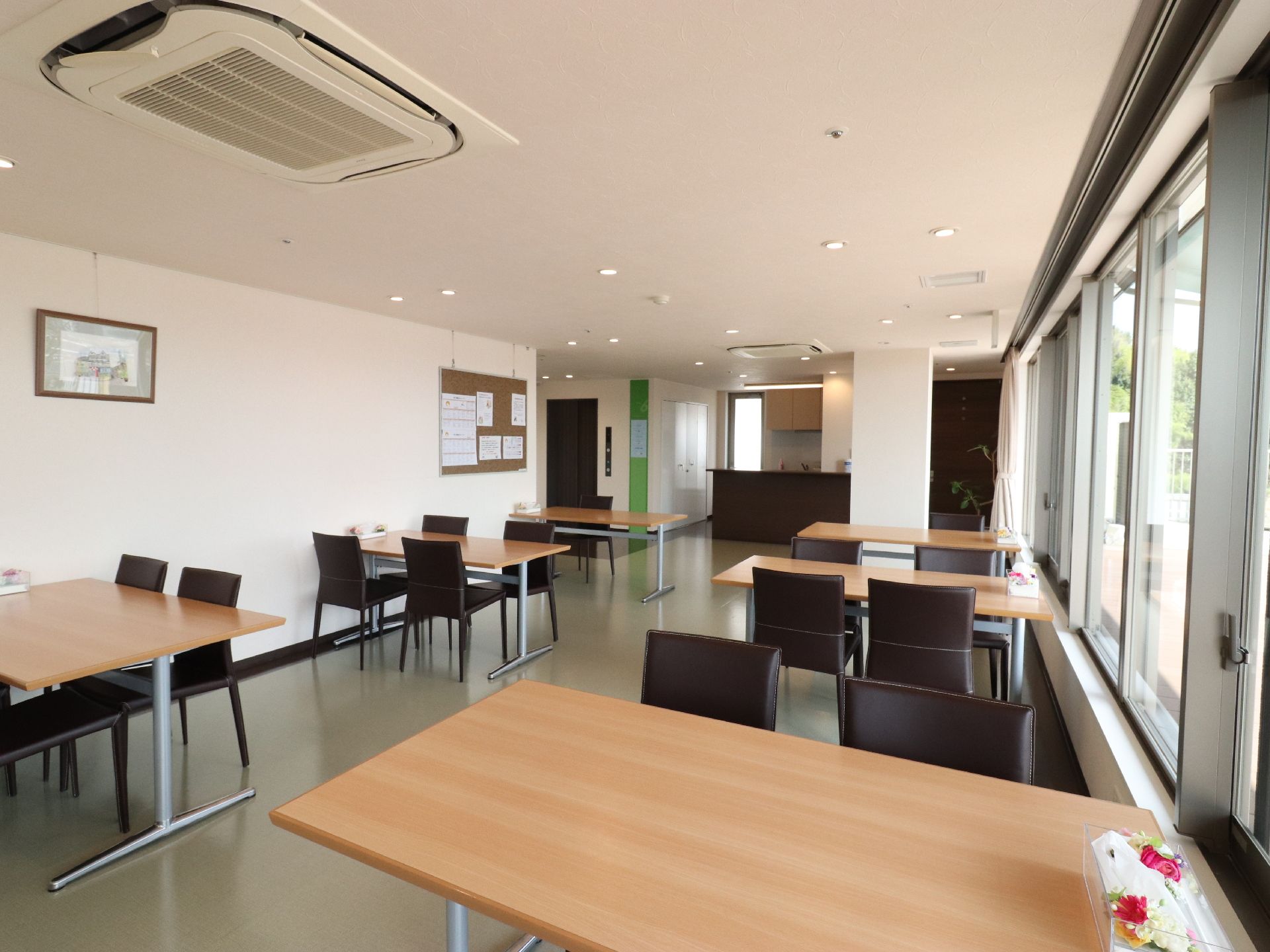白を基調とした広さのある食堂には、4人掛けのテーブルセットが均等に設置されている。また、エレベーターホールがすぐそばにあるので便利である。
