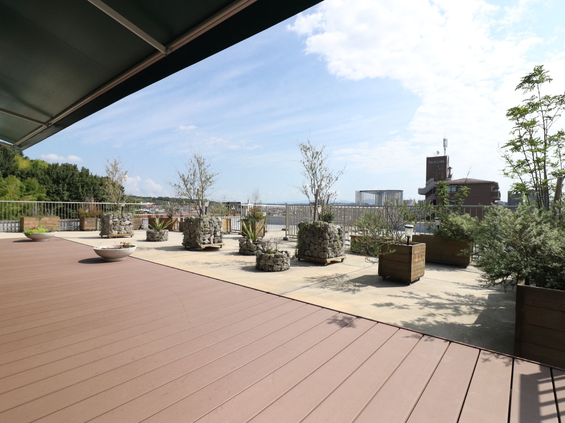 最上階に屋上庭園がある。花壇には草木が植えられていている。天気の良い日には、散歩をしながら景色を眺めることができる。