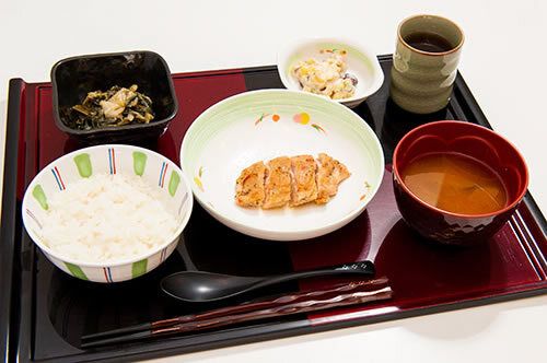 カツ煮とご飯と味噌汁のセット