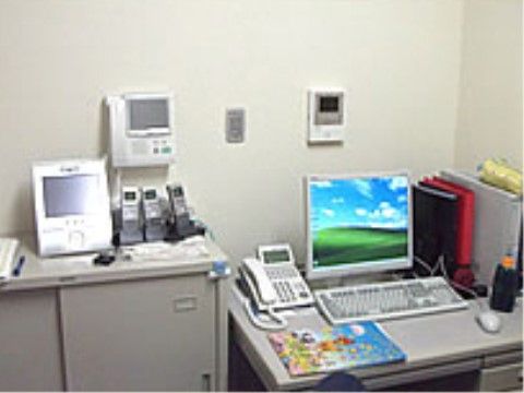 電話やパソコン、ファイルなどが置かれている事務室の机