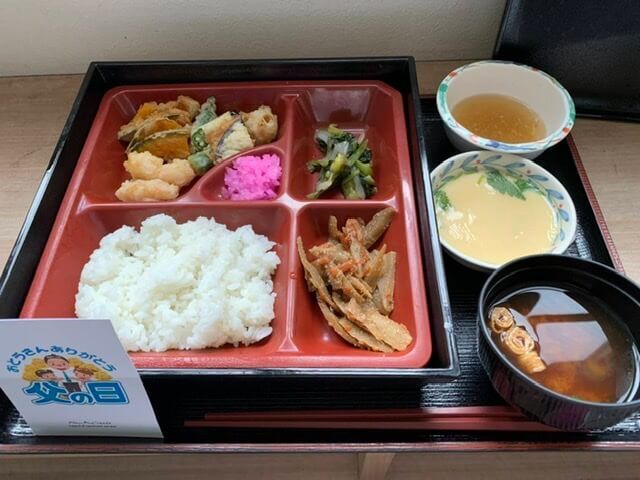 天ぷら盛り合わせと茶碗蒸しや味噌汁が付いた和食
