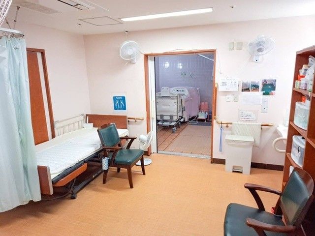 防水加工の大きなソファが置かれている、介護浴室から続く脱衣室