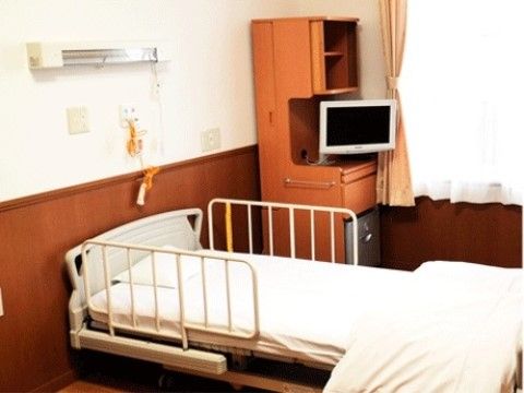 ベッドの枕元の壁に呼び出しボタンが取り付けられている居室