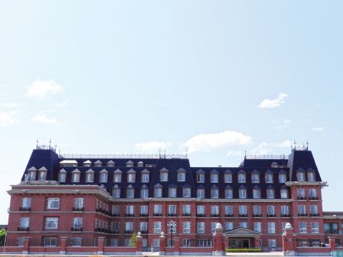 ５階建てになっており、レンガ造りのお城のような建物である。４階以上から色が変わり、窓に三角のひさしが付いている。
