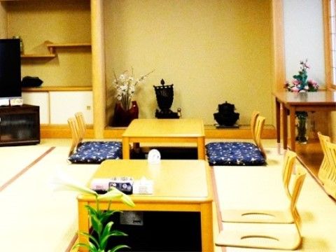 テーブルと座椅子が用意されている。テーブルの下は掘りごたつのようになっており、足を伸ばして座ることができる。
