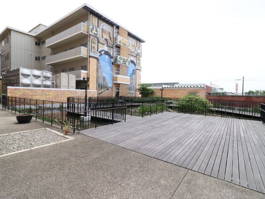 芸術的な壁画が楽しめるテラス