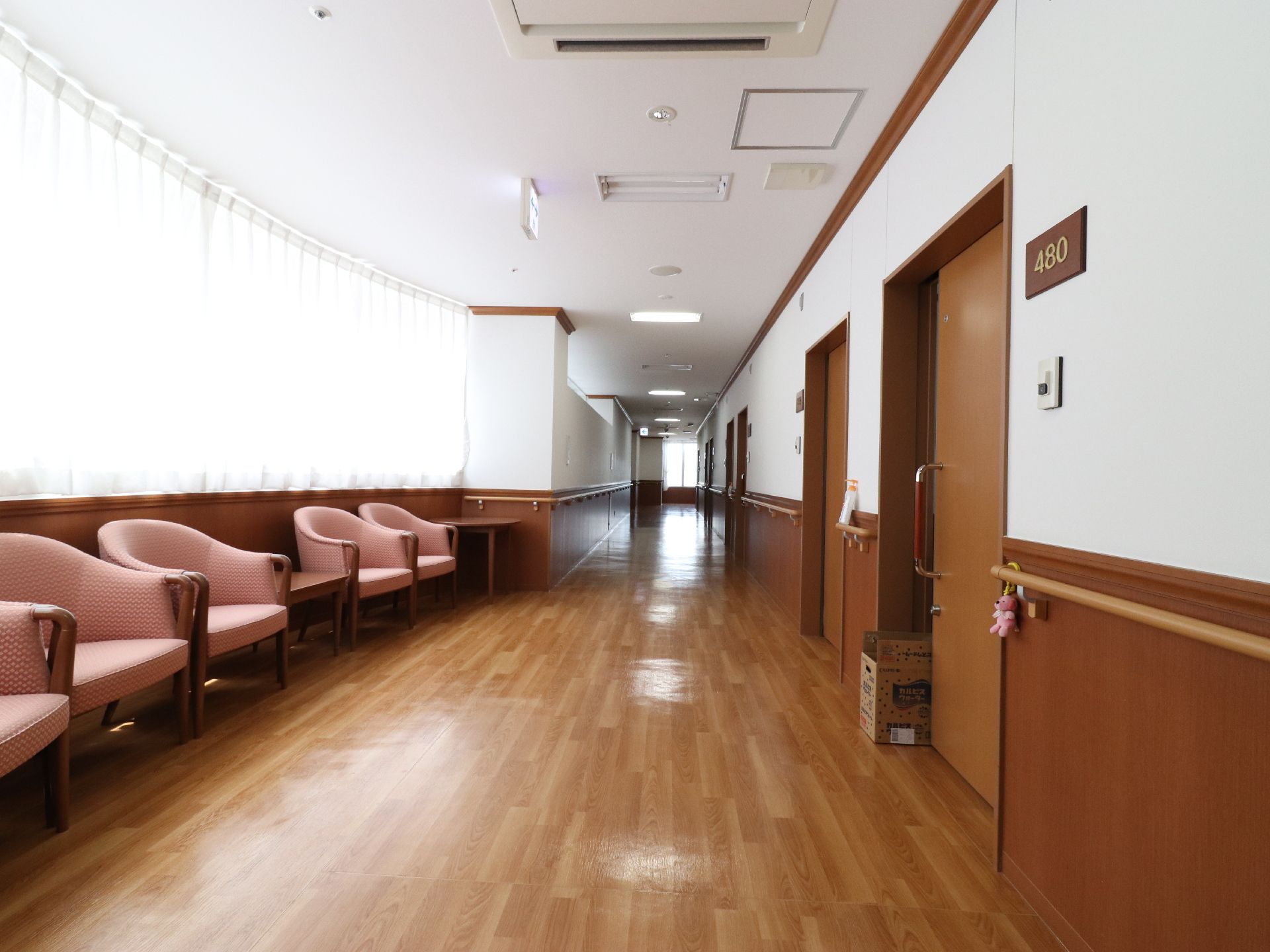 個室の前は廊下で奥まで続く直線に。緊急事態があっても見えるので、すぐに駆けつけられる。ソファも完備で休憩も自由。