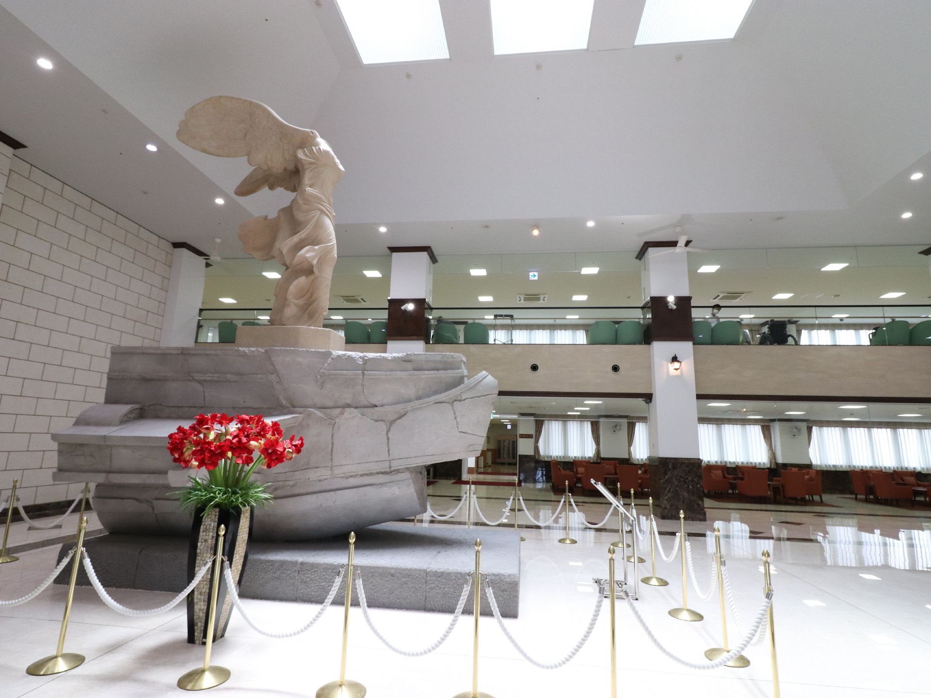 ホーム内にはいたるところに数々の芸術作品を展示。絵画や彫刻など楽しめるものばかり。まるで美術館のよう。