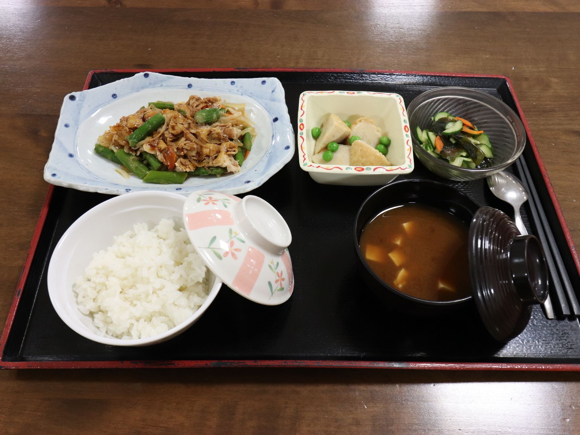 毎日の食事は入居者の楽しみの一つ。食事メニューは栄養が偏らないように、バランスを考えて作られている。