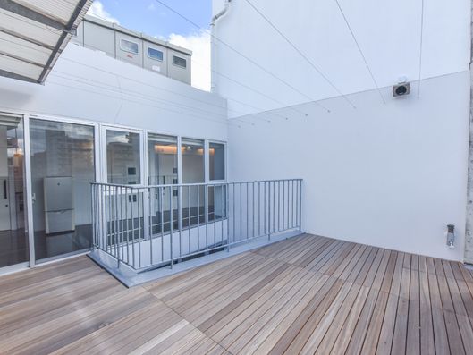 陽の当たるバルコニー