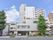 東京都板橋区にて、地下鉄駅から歩いて4分の場所に建つ「私の時間」ビル。1階には認可保育所を設けるなど、福祉の新しい形を体現している。