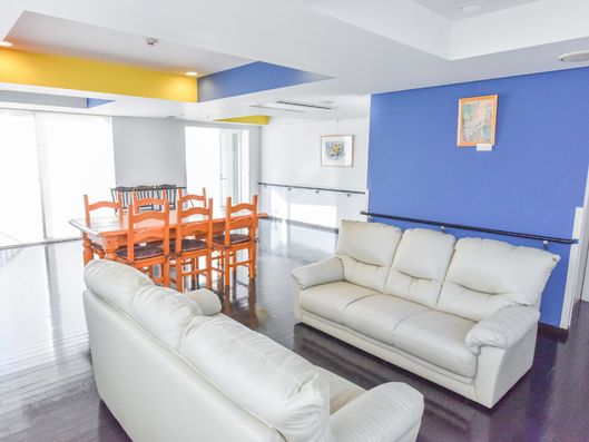 向かい合わせのソファ