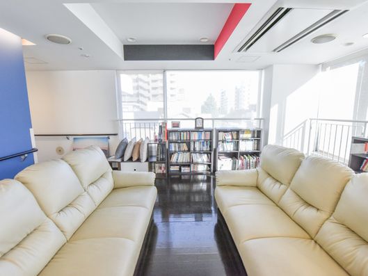 大きな窓があるリビングルーム