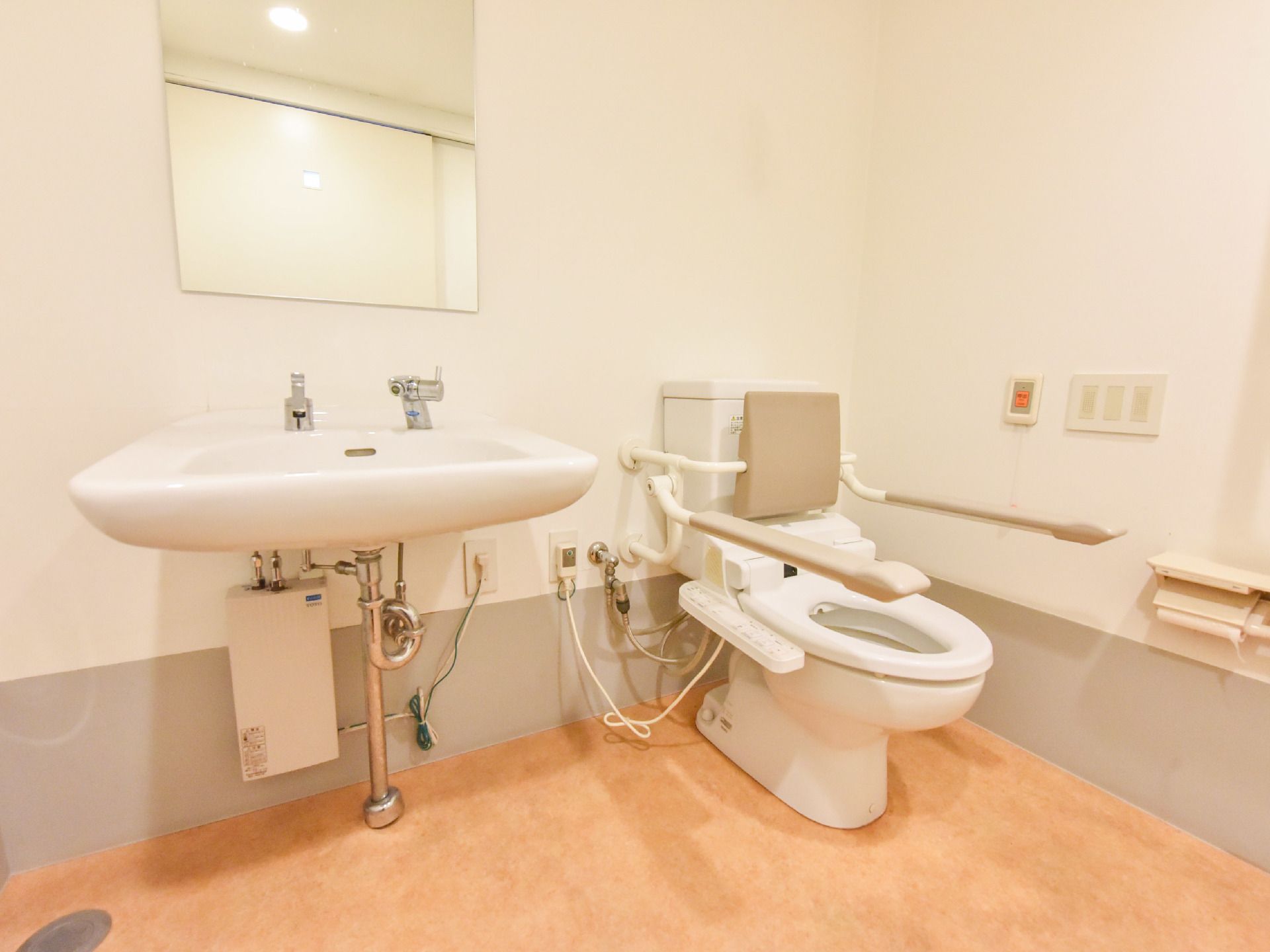 トイレの面積は可能な限り広く取り、様々な身体状態の方が使いやすいよう配慮した。車椅子でも動き回れる面積になっている。