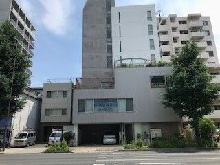 施設の建物は、外壁は白くシンプルな３階建てとなっている。１階のエントランスは広く、車での乗り入れも可能である。