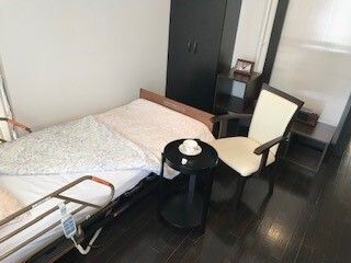 縦長クローゼットおよび箪笥が、デフォルトで備え付けられている。部屋内のドアとマッチした黒色のデザインで、落ち着いた色調に整っている。