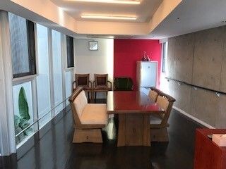 共用スペースはホワイトを基調とした明るいデザインとなっている。また水槽なども飾られていて、高齢者のために手すりが設置されている。