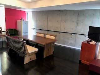 施設内にはコミュニティールームを設けており、来訪者様がお越しになっている時など利用することができる。明るい落ち着いた雰囲気である。